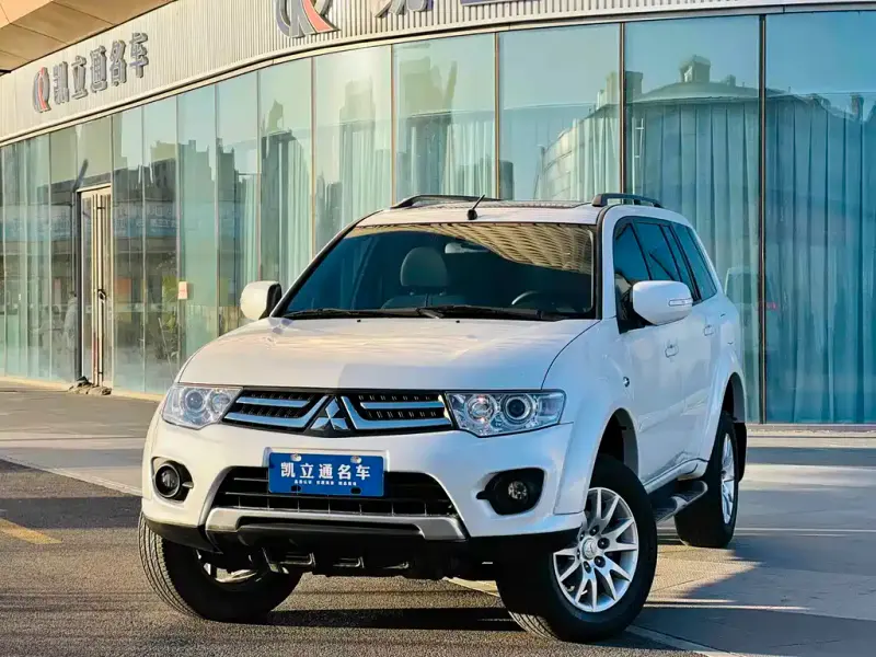 Mitsubishi Pajero Sport, 2015 — фото 1