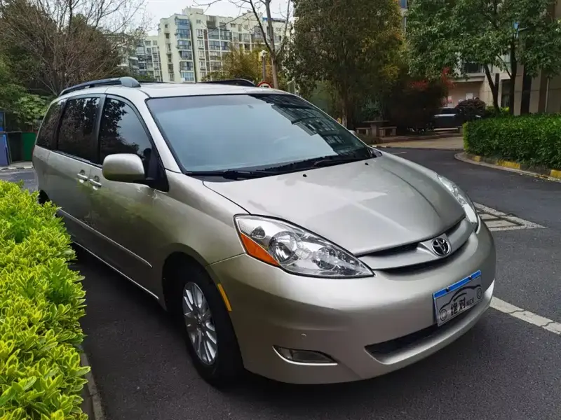 Toyota Sienna, 2010