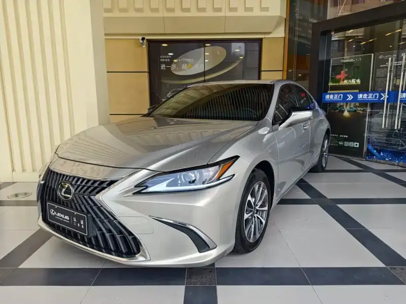 Lexus ES, 2022