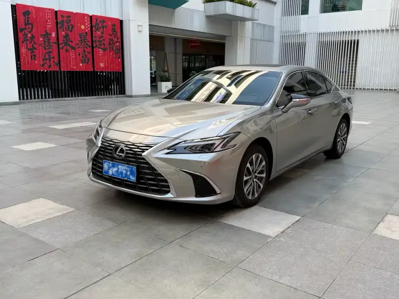 Lexus ES, 2025