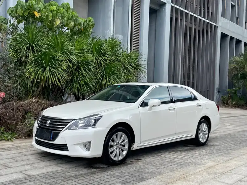 Toyota Crown, 2015 — фото 1