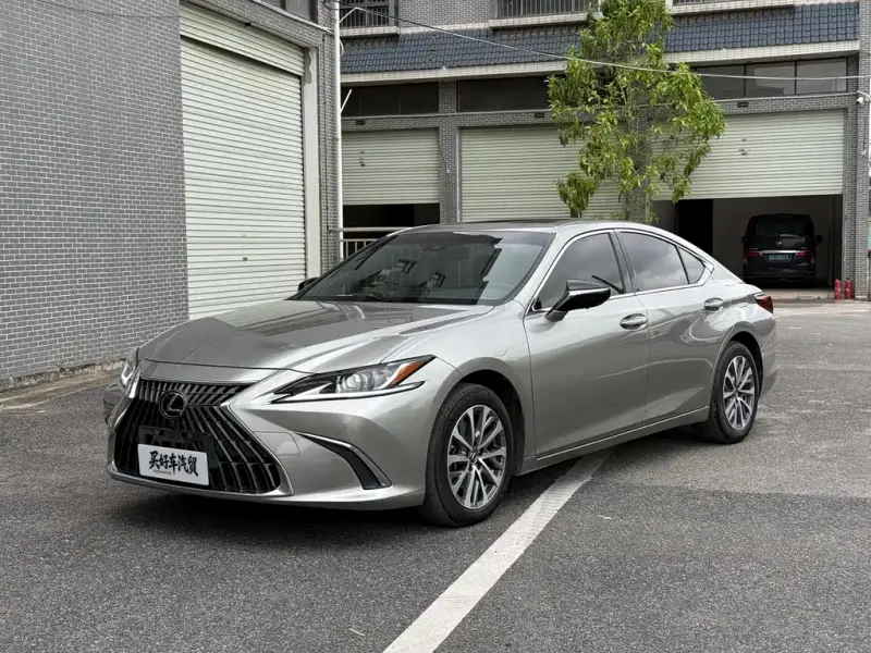 Lexus ES, 2022