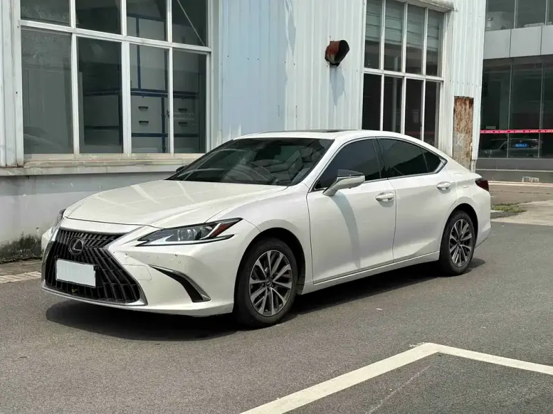 Lexus ES, 2022