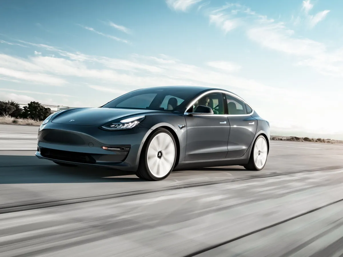 Tesla Model 3 — фото модели